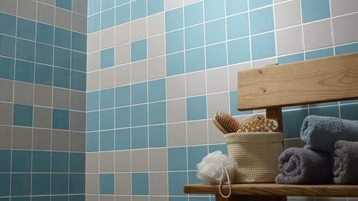 La beauté intemporelle du carrelage : Un regard captivant sur une salle de bains en Valais