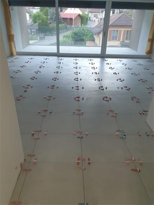 Pose d'un carrelage de sol gris clair