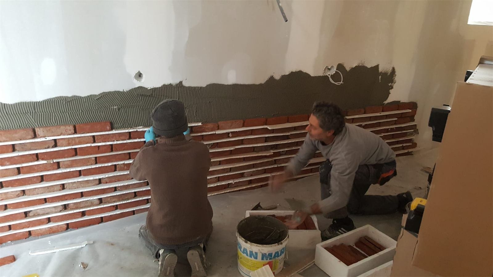 Nos carreleurs posent un parement en briquettes