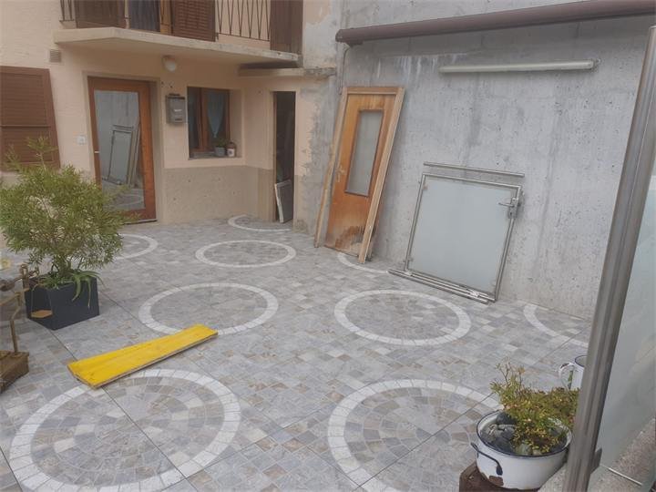 Cour pavée avec motifs en cercles