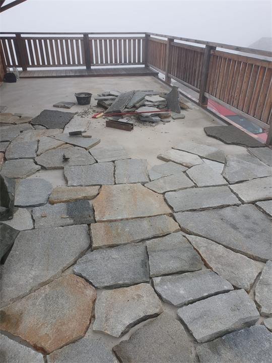 Dallage de terrasse en pierre naturelle (opus incertum)