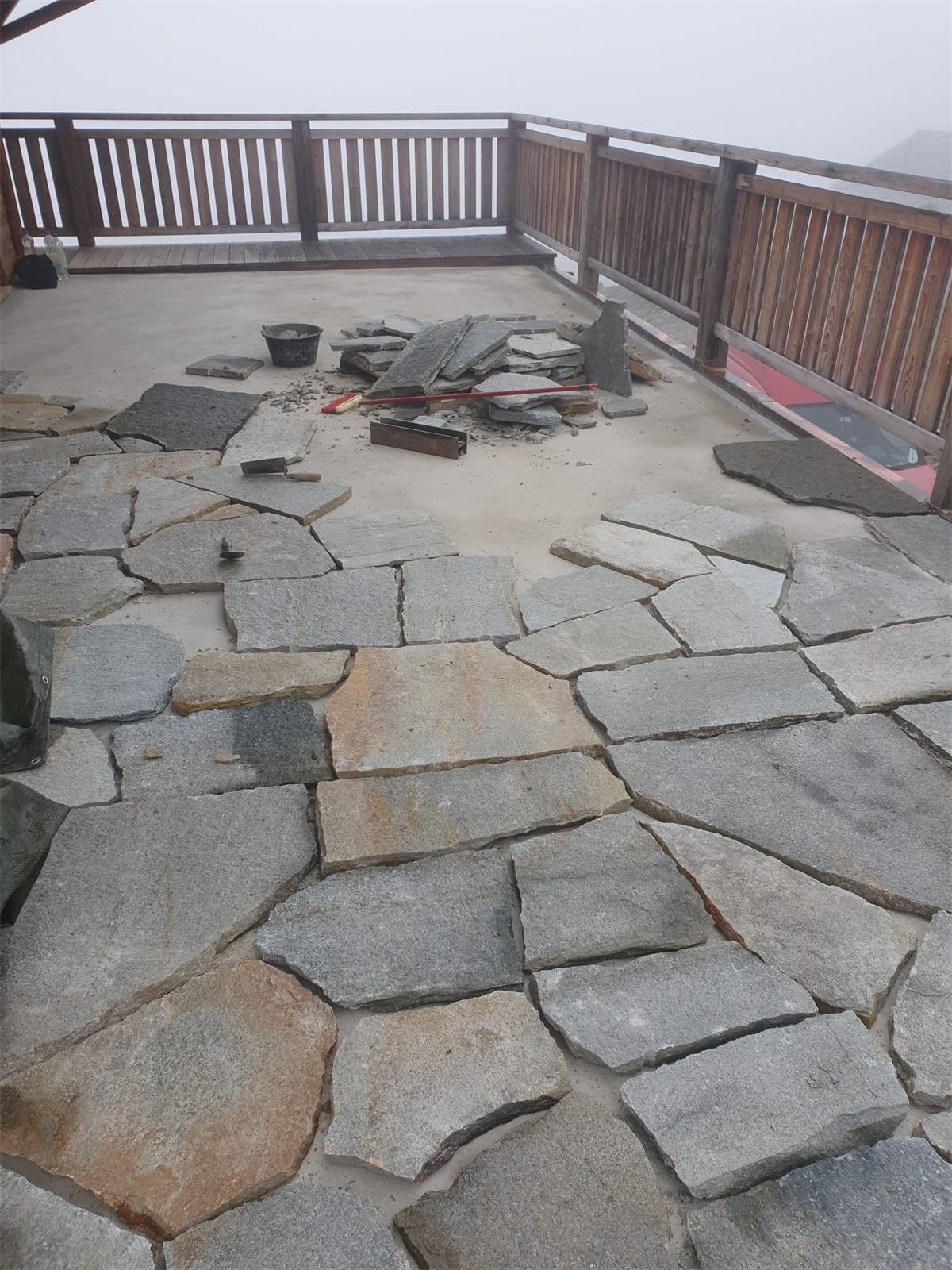Dallage de terrasse en pierre naturelle en opus incertum