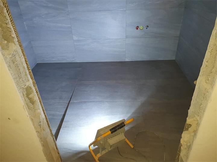 Douche à l'italienne avec caniveau, pose du carrelage de sol