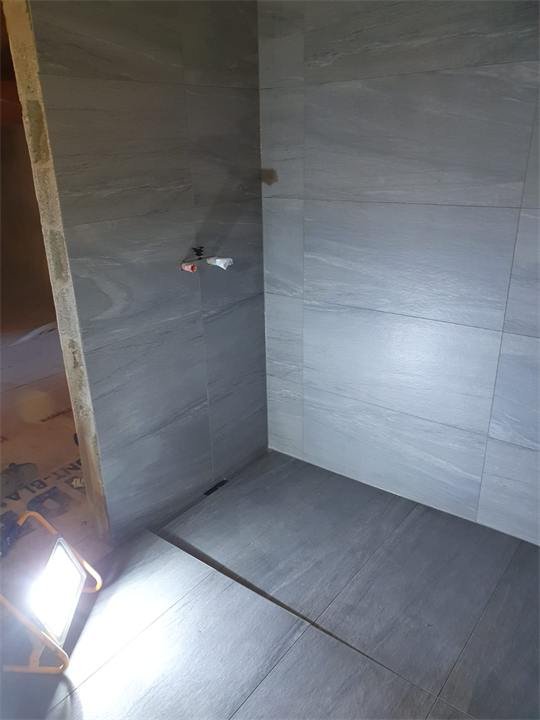 Douche à l'italienne en grès cérame gris grand format