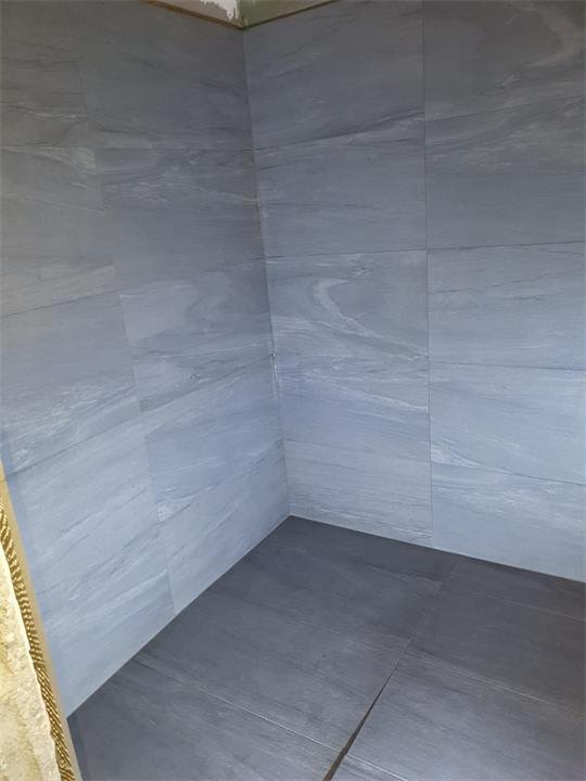 Douche à l'italienne en carrelage gris