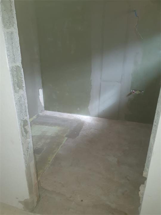 Angle de douche en grès cérame gris grand format