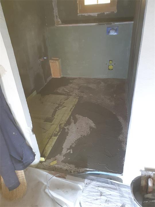 Préparation de la chape d'une douche à l'italienne