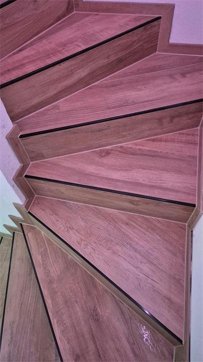 Marches balancées en carrelage effet bois, plinthes découpées en escalier
