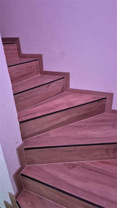 Escalier quart tournant habillé de carrelage effet bois