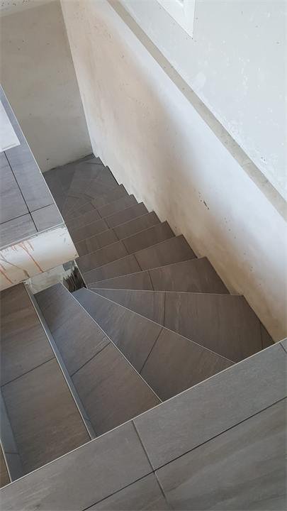Escalier intérieur carrelé