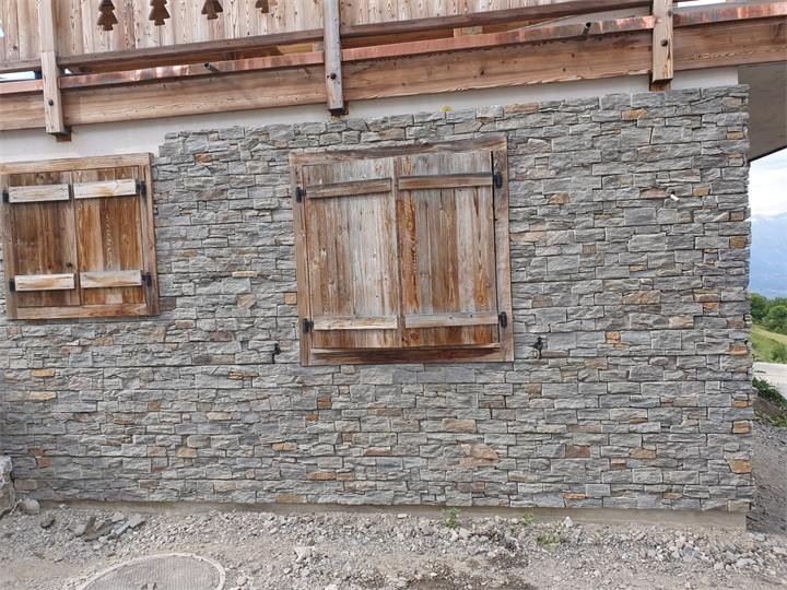 Façade de chalet en parement de pierre naturelle