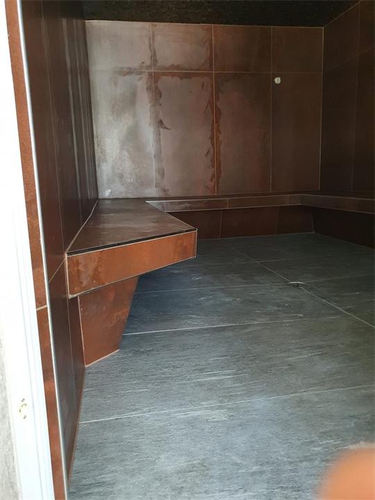 Banquette d'angle d'un hammam en grès cérame