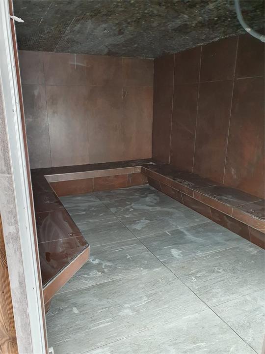 Banquette de hammam entièrement carrelée
