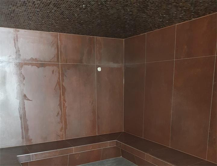 Hammam carrelé avec banquette