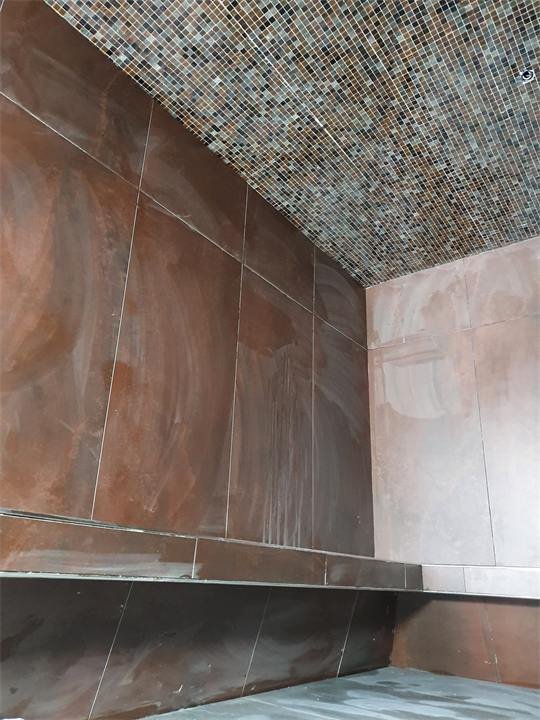 Hammam : murs en grès effet cuivre et plafond en mosaïque