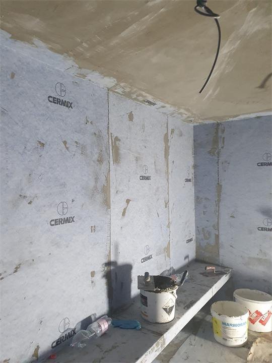 Préparation des supports d'un hammam avant la pose du carrelage