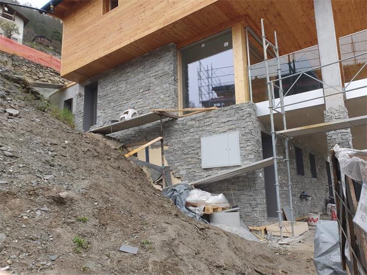 Maison avec façade en pierre naturelle en cours de chantier