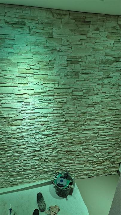 Mur intérieur habillé de plaquettes de parement effet pierre