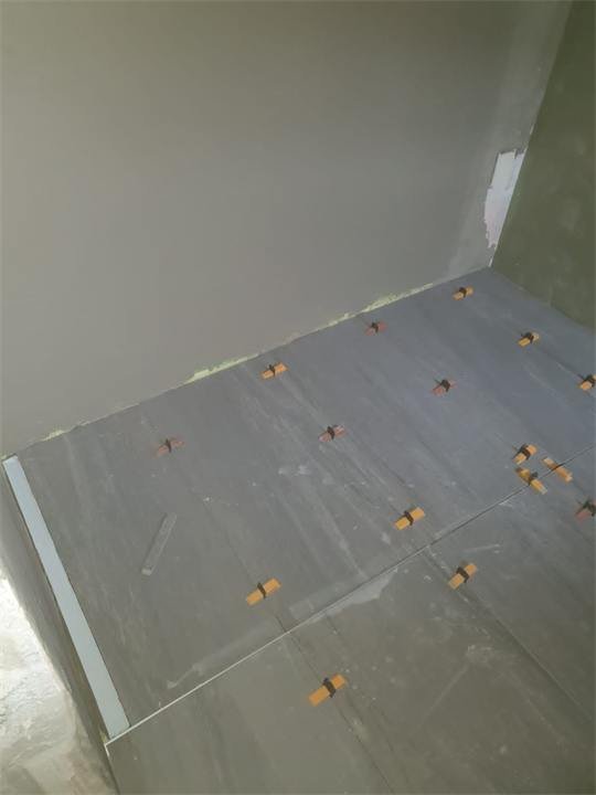 Pose de carreaux grand format avec croisillons autonivelants