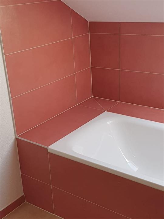 Habillage de baignoire en carrelage rouge
