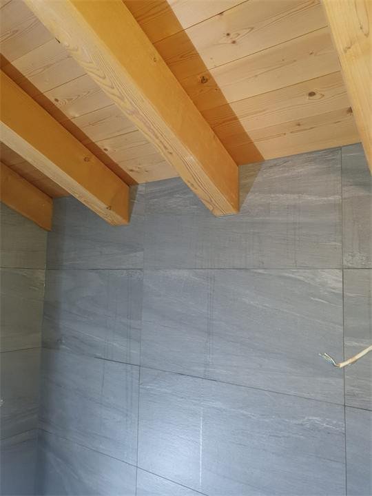Salle de bain sous les combles carrelée en grès gris