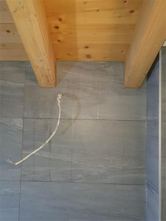 Salle de bain mansardée : sol et murs en grès gris