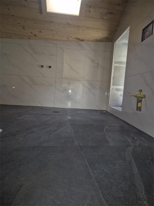Sol de salle de bain en carreaux grand format effet ardoise, joints alignés