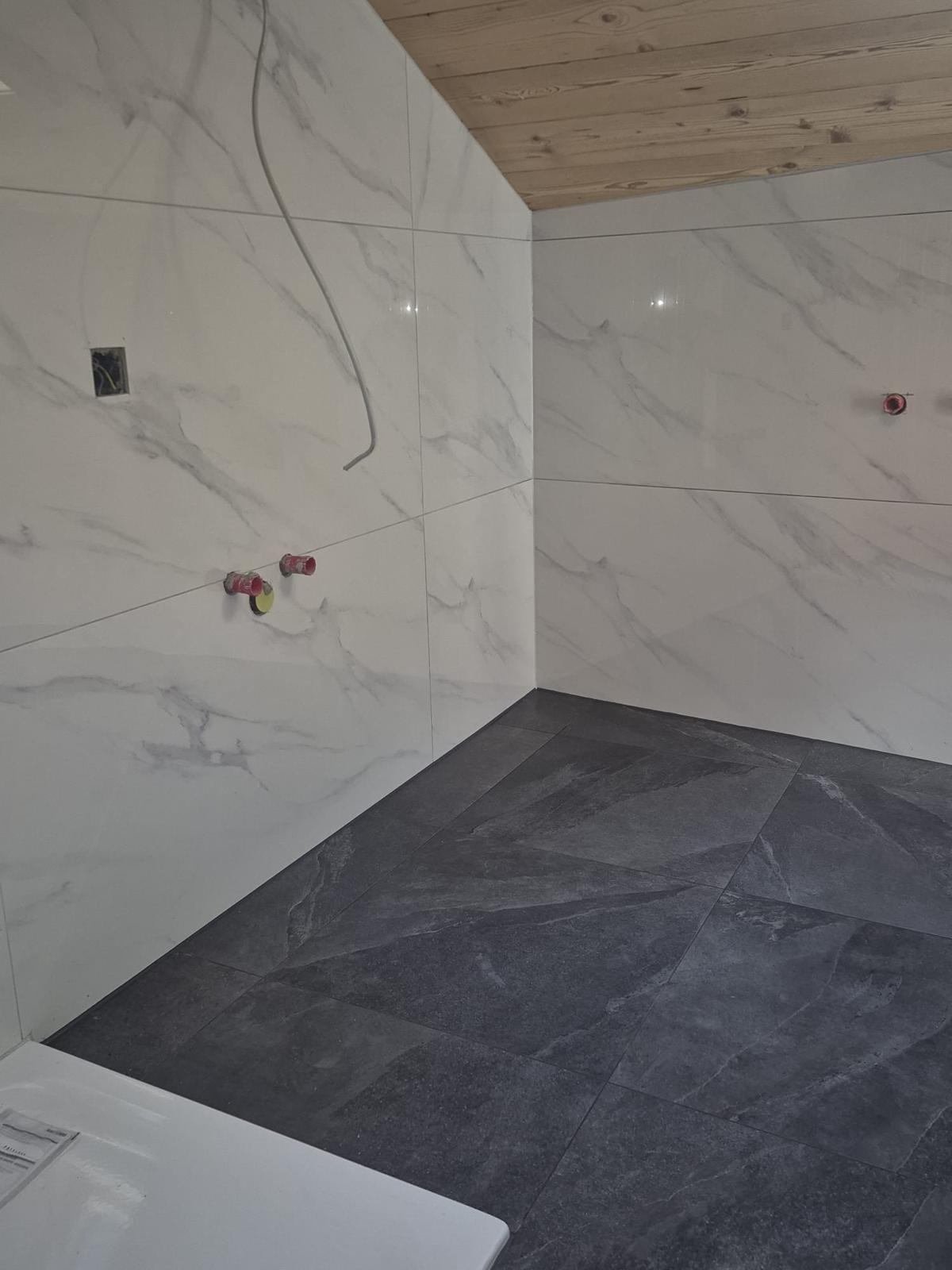 Salle de bain en faïence effet marbre et sol effet ardoise