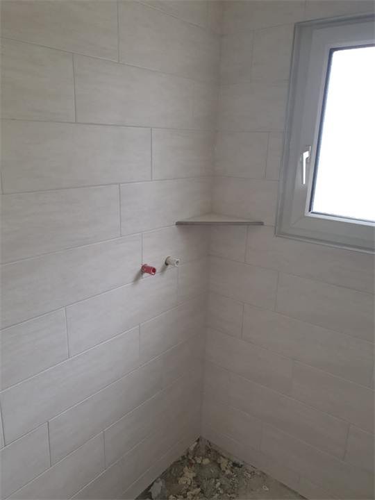 Faïence murale claire posée dans une salle de bain