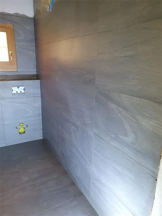 Salle de bain en carrelage gris grand format
