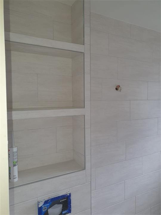 Niches murales carrelées dans une salle de bain