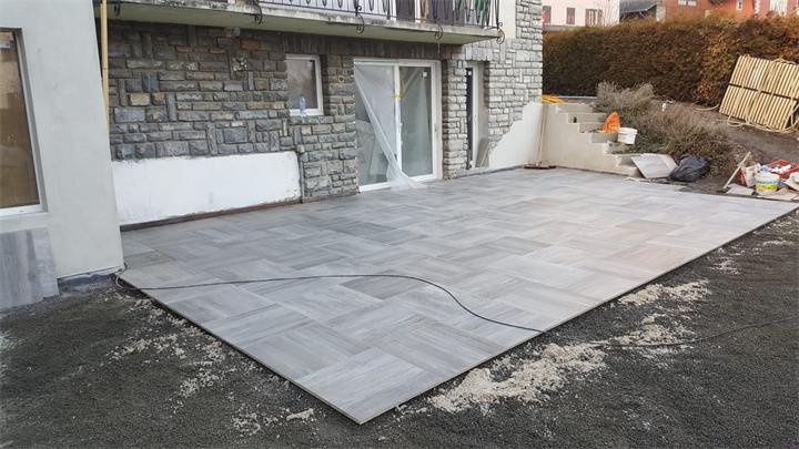 Pose de dalles de terrasse en grès cérame