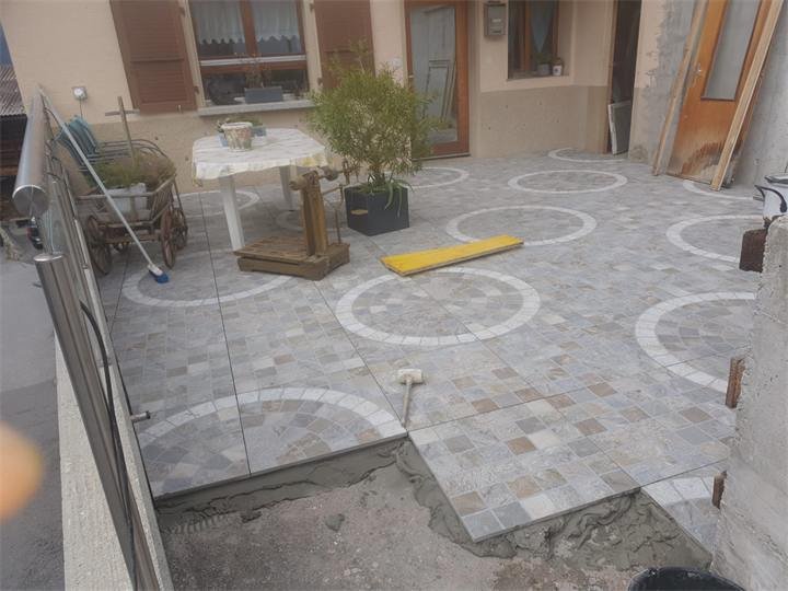 Terrasse en dalles de grès cérame gris